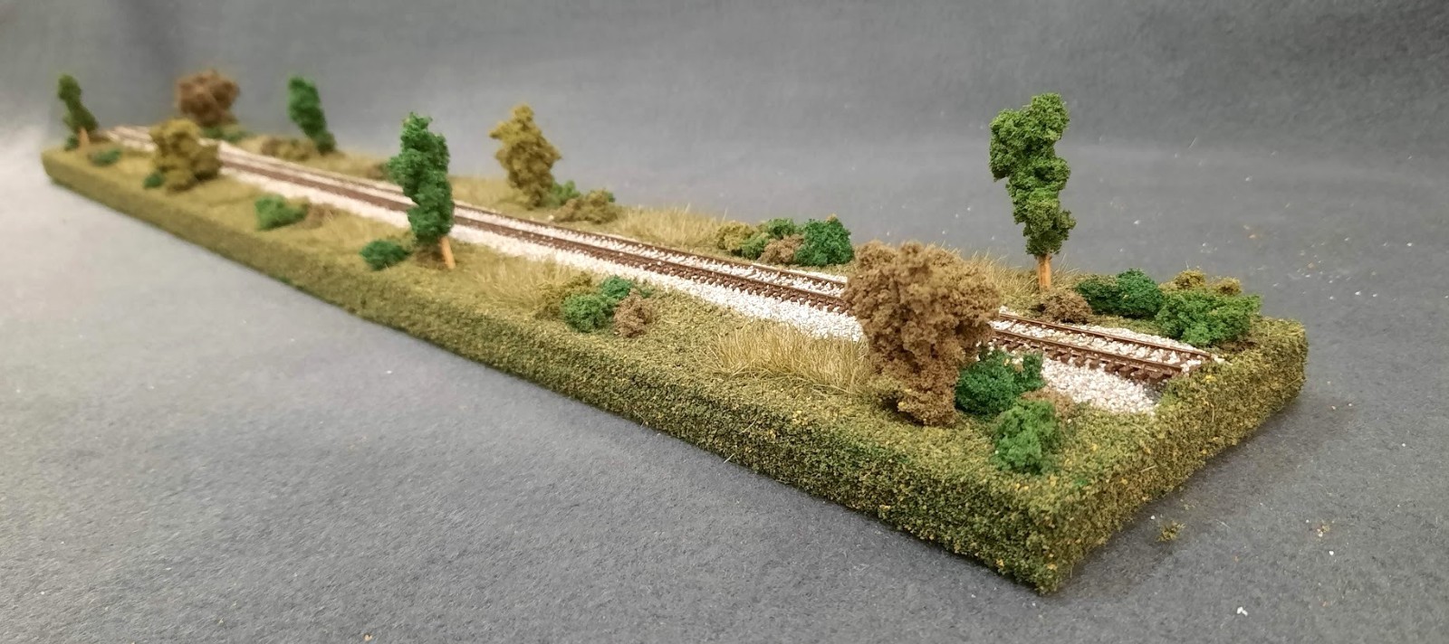 Z SCALE 24″ DISPLAY DIORAMA – “SUMMER SCENE” FOR ANY Z TRAIN