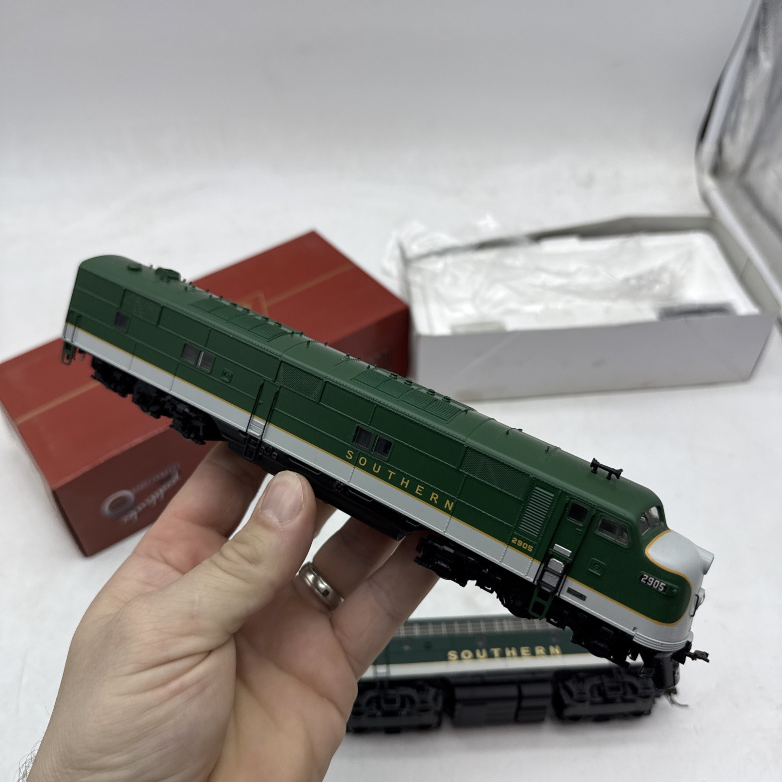 Broadway Limited HO Southern Railway Paragon DCC And Sound EMD E7A #2905 B Unit