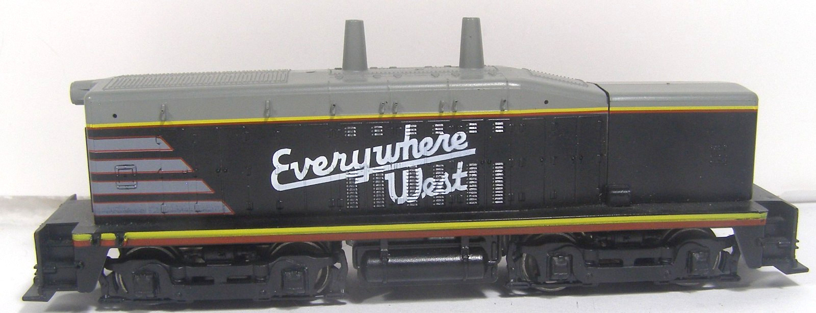 Unknown Brand HO Model RR Diesel Locomotive B Unit Switcher No Couplers TZF