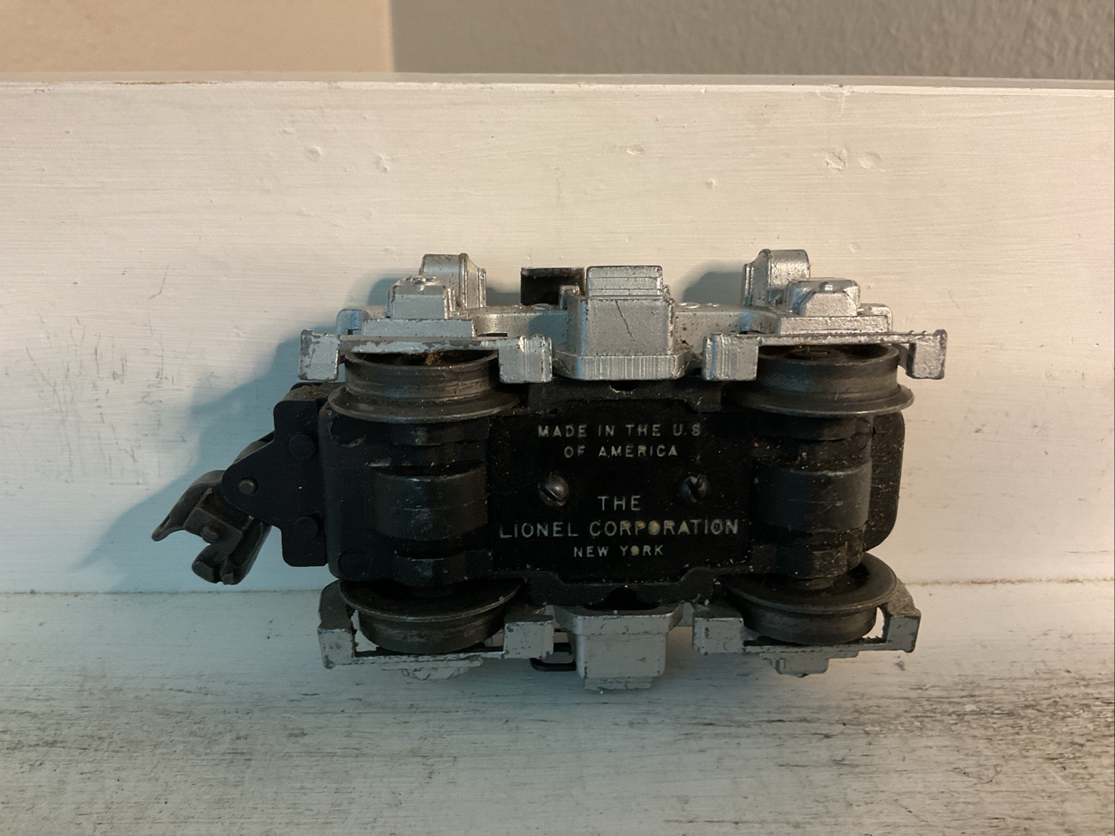 LIONEL POSTWAR 2333 SANTE FE F3 REAR POWER TRUCK COMPLETE