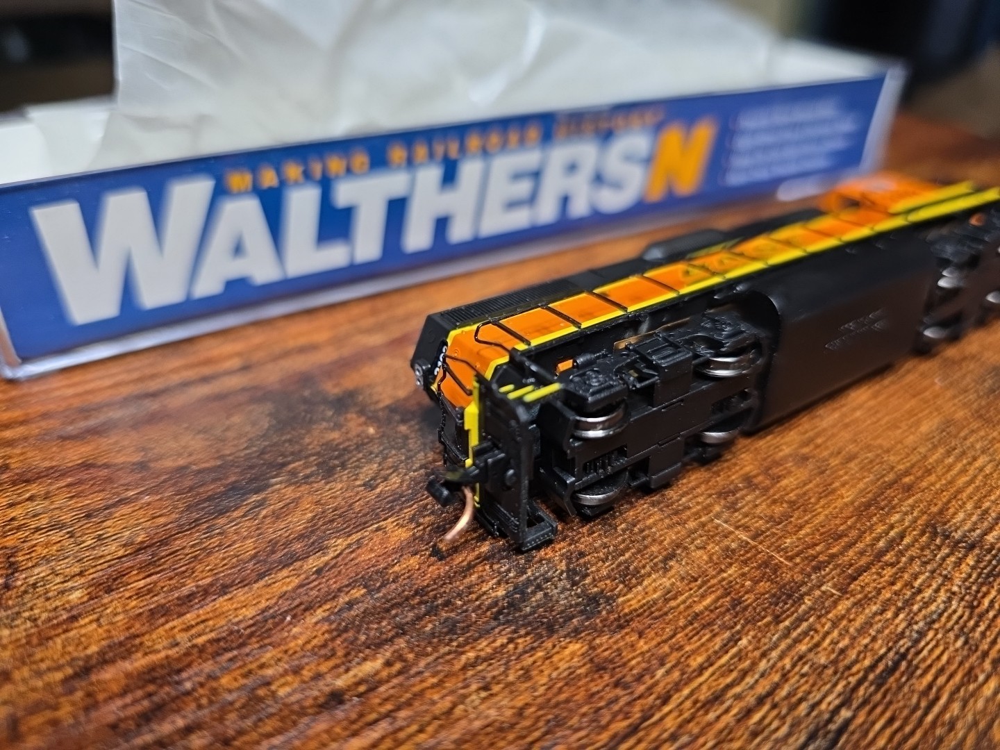 Walthers N 929-50301 EMD GP38-2 BNSF 2102 DCC READY