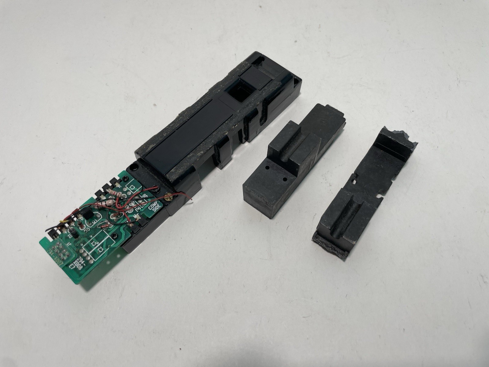A2 Unbranded Ho Scale model Train Parts Diesel Locomotive Underframe Parts Only