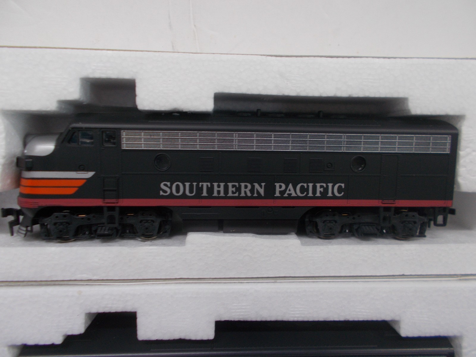 STEWART / KATO~SP (BLACK WIDOW) F7A & F7B POWERED LOCOMOTIVES~NIB~HO SCALE~L – C