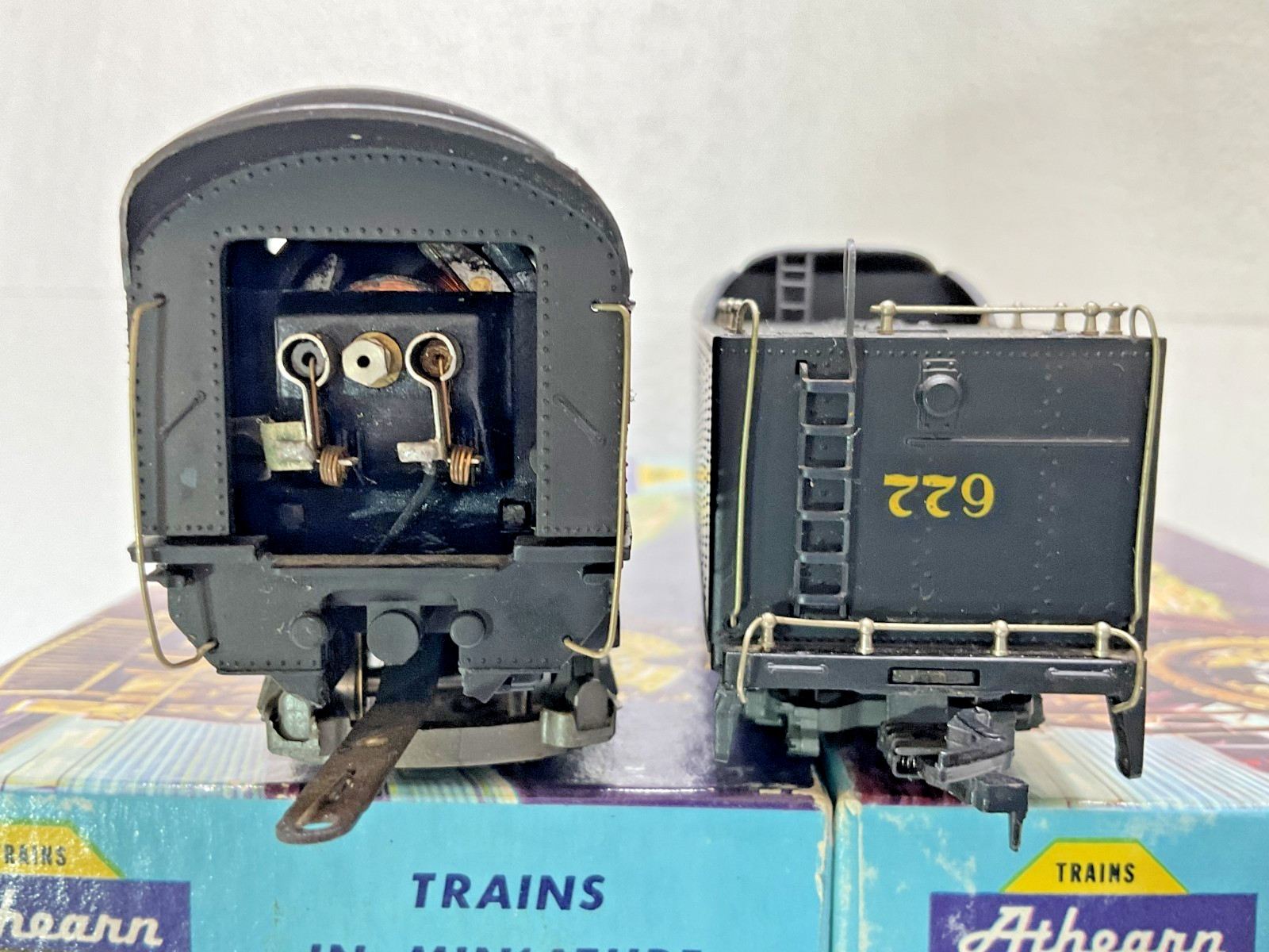 Rivarossi HO 2-8-4 Berkshire steam locomotive Nickel Plate Road 6 passenger cars