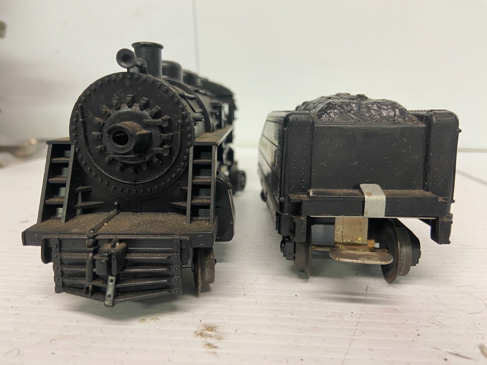 LIONEL 0-27 1061 LOCOMOTIVE STEAM ENGINE & matching slope back tender TESTED