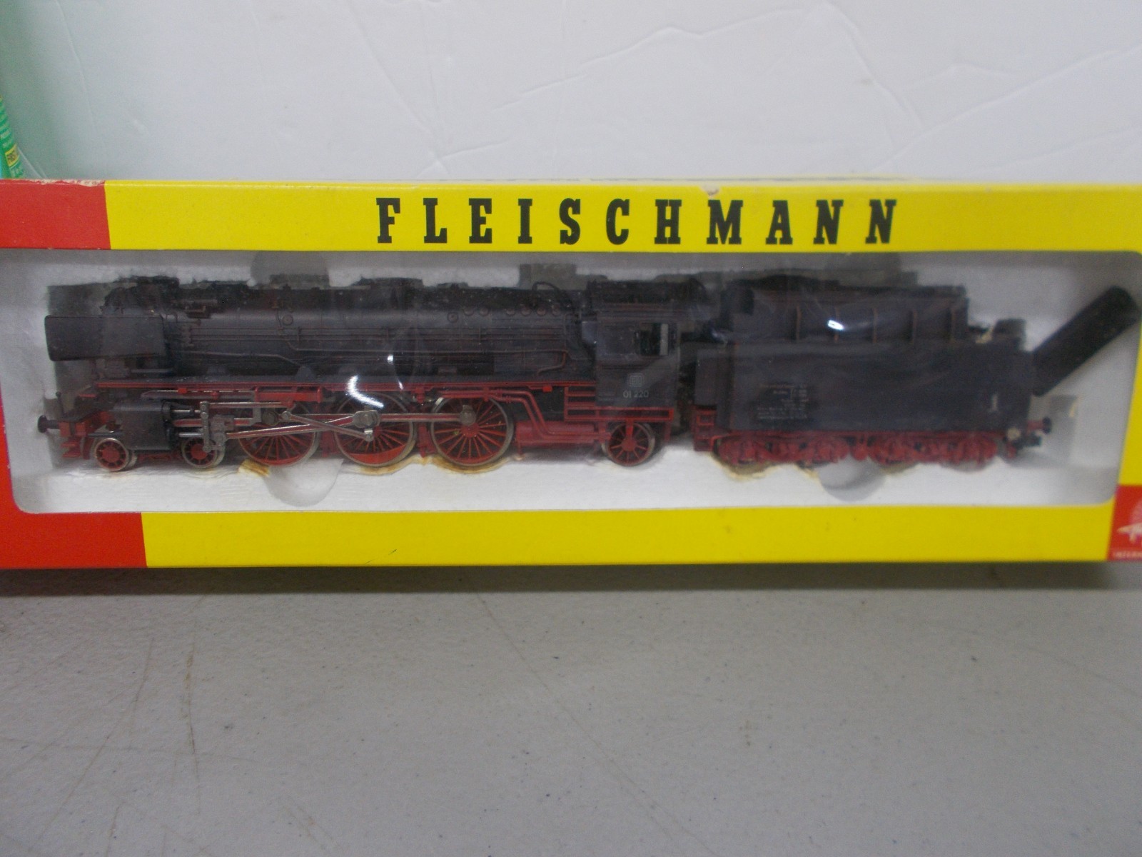 FLEISCHMANN ~ 4-6-2 LOCOMOTIVE # 01 220 & POWERED TENDER ~HO SCALE