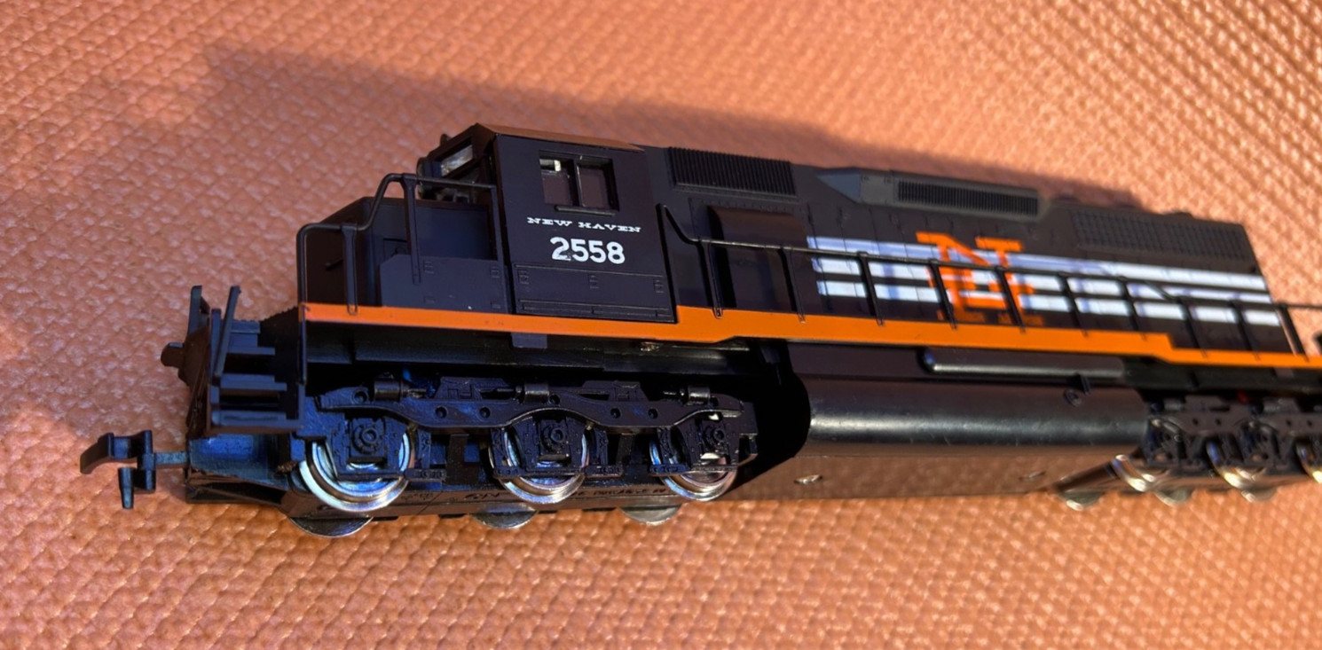 New Haven HO Diesel Locomotive/Loco 2558 Black Orange White, 632 bin4 WORKs NICE
