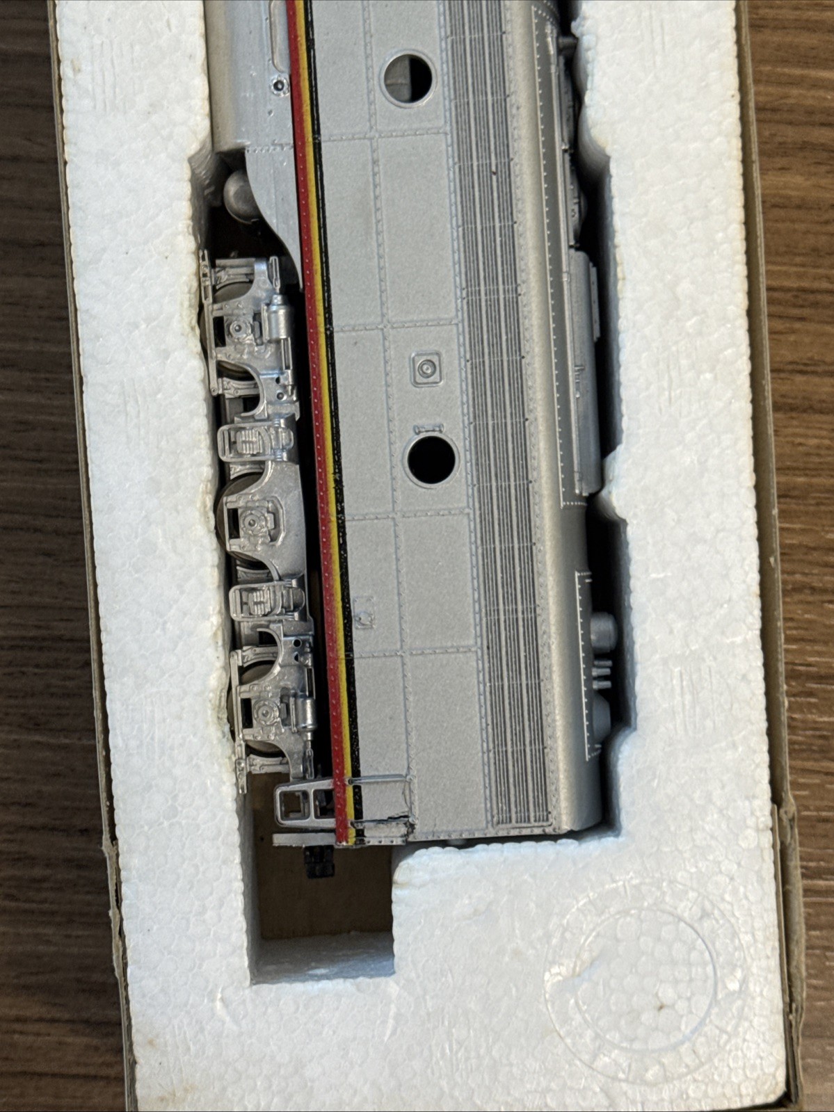 Model Power HO Scale EMD E9 Diesel Locomotive Santa Fe Warbonnet