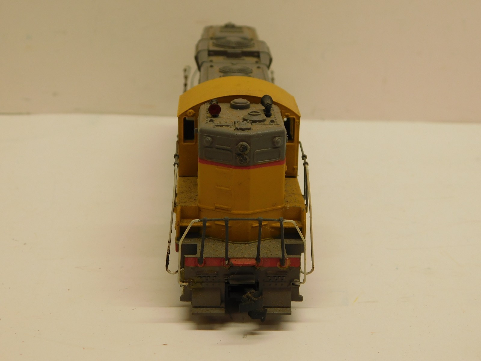 Athearn HO Blue Box Union Pacific GP9 Diesel Engine #130 – Powered Unit