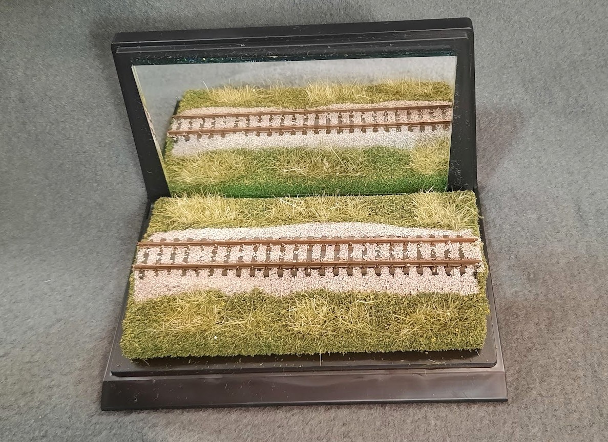 N SCALE – MIRROR- 5″ DISPLAY CASE – SUMMER SCENE – FOR ANY N SMALL LOCO OR CAR