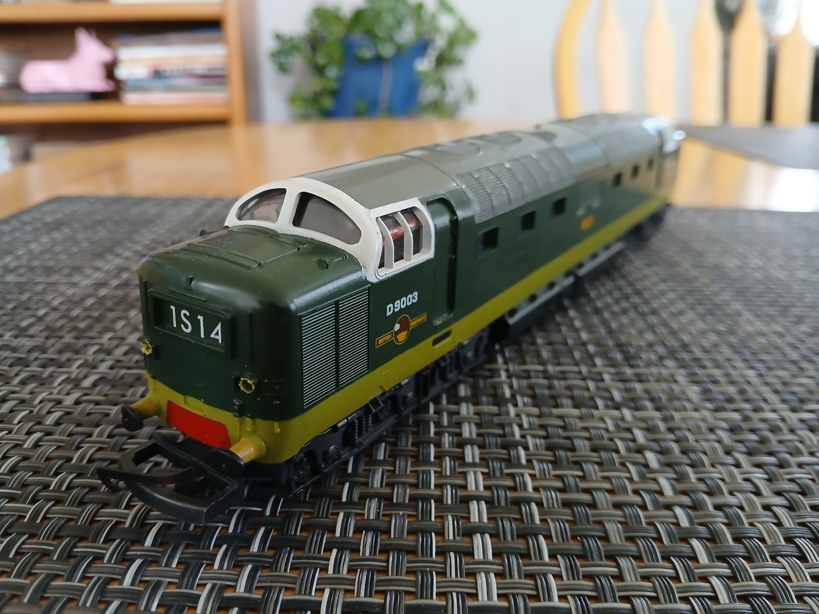 Vintage OO/HO scale LIMA Class 55 Deltic Meld D9003 Diesel Locomotive