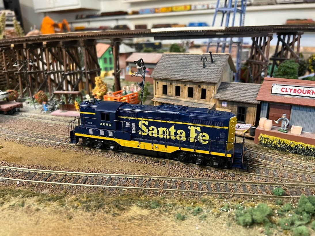 ho scale train Atearn Sante Fe #2685 runs good