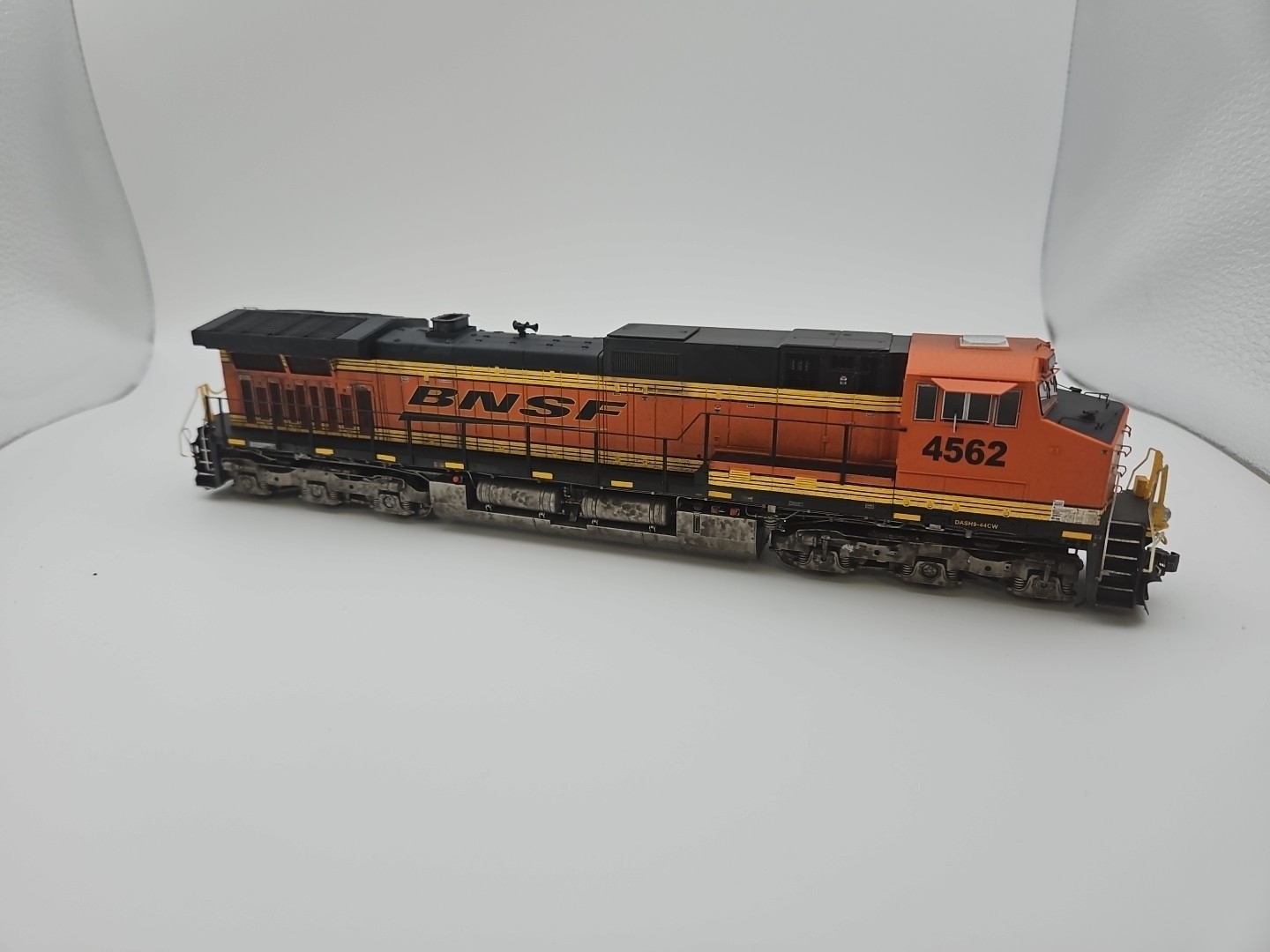 Scaletrains BNSF Railway C44-9W Heritage III Custom Weathered #4562 SXT31849