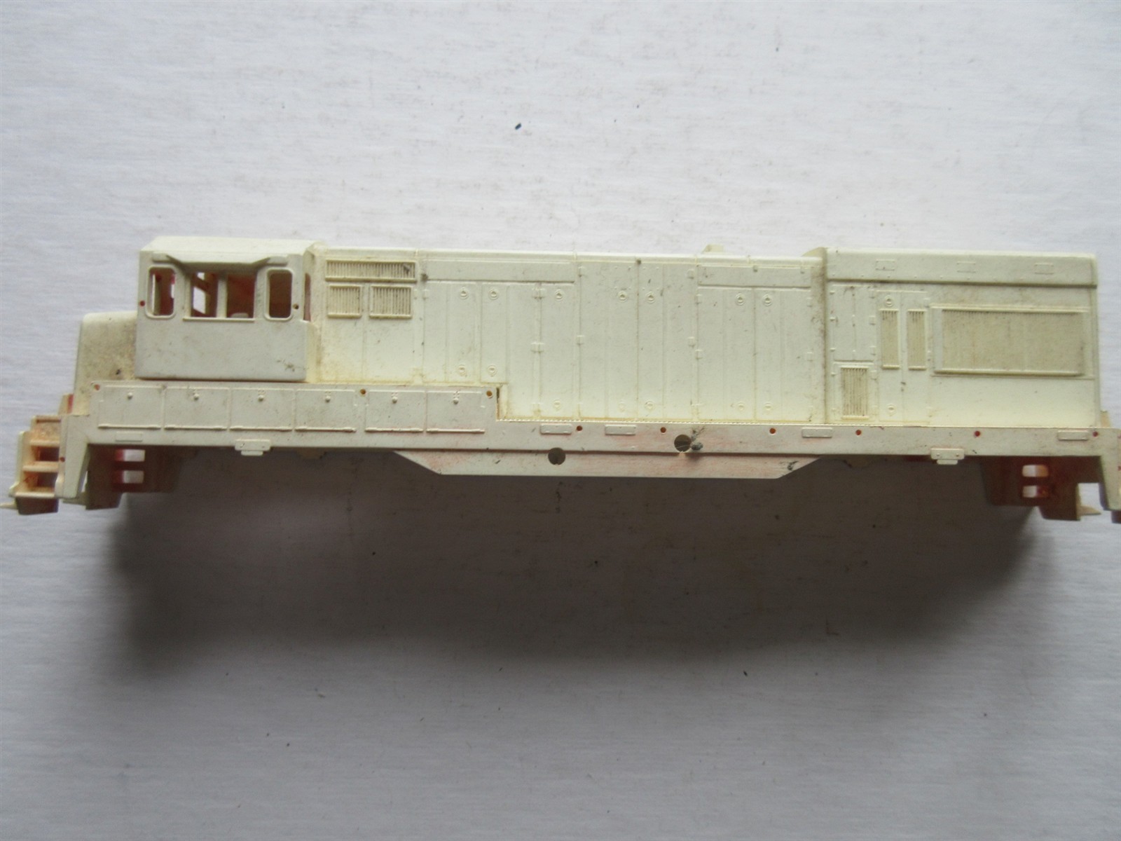 UNDECORATED white locomotive HO scalw SHELL ONLY
