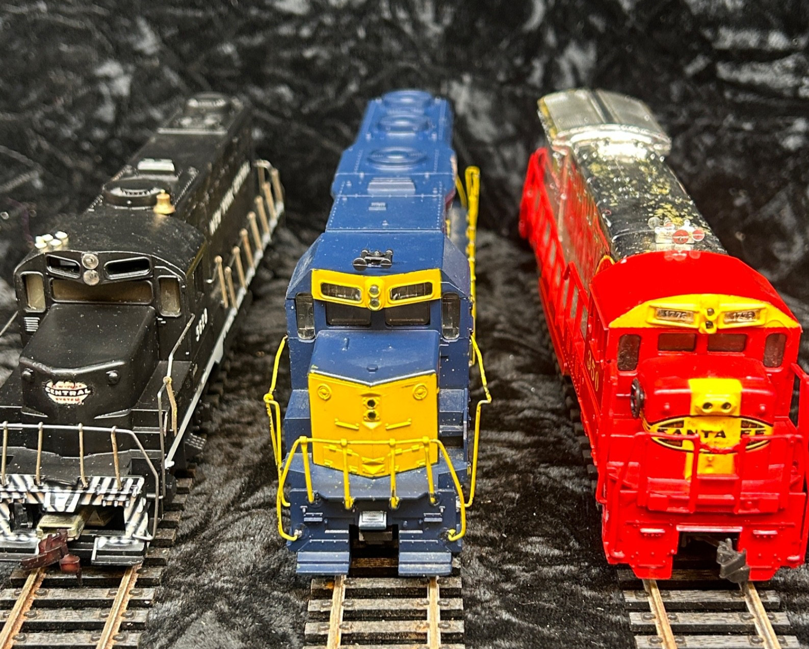 Lot 3 HO 5628, 350, 1347 Santa Fe, New York Central, 2 Locomotives, 1 Dummy, c33