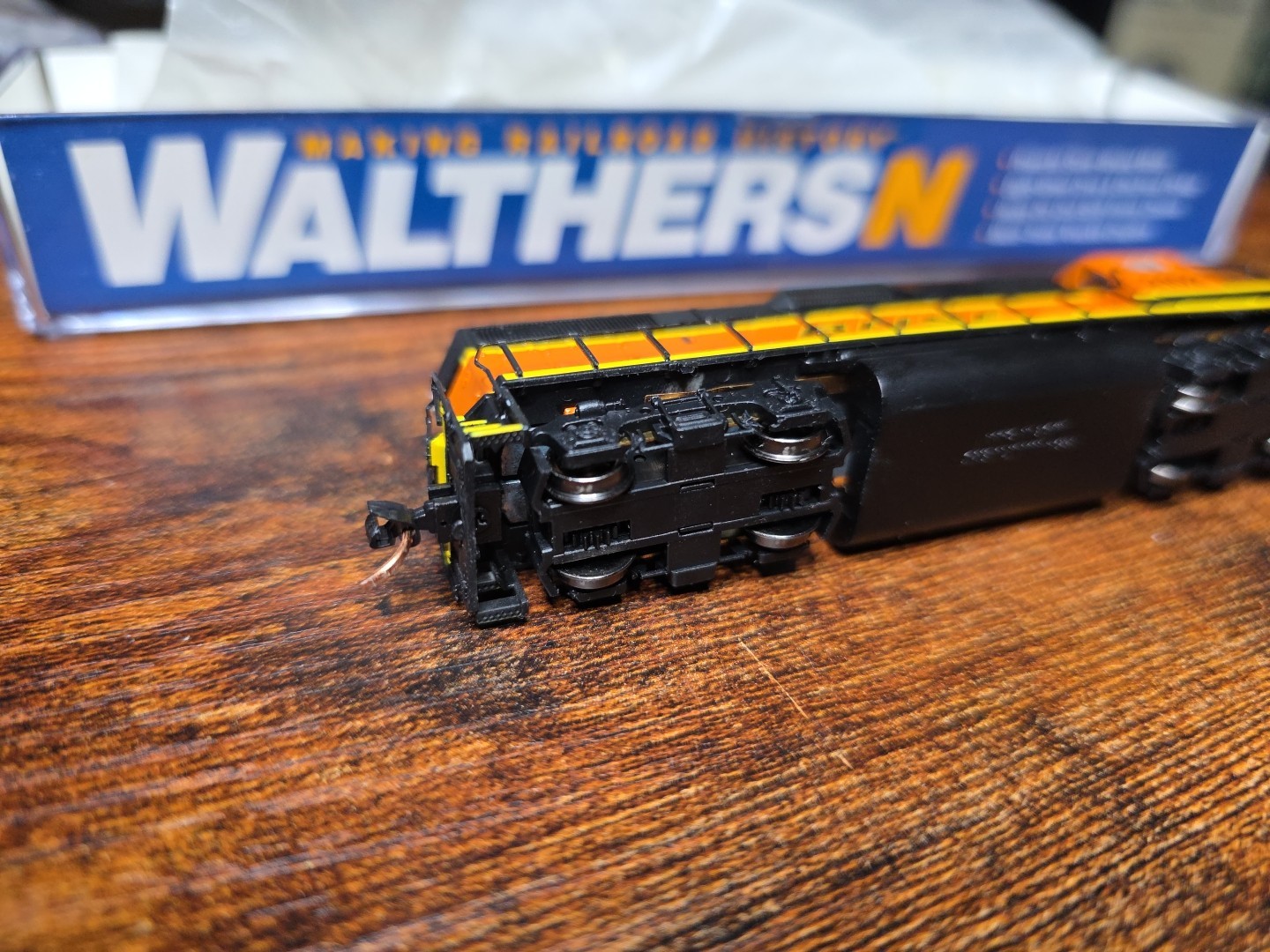 Walthers N 929-50301 EMD GP38-2 BNSF 2102 DCC READY