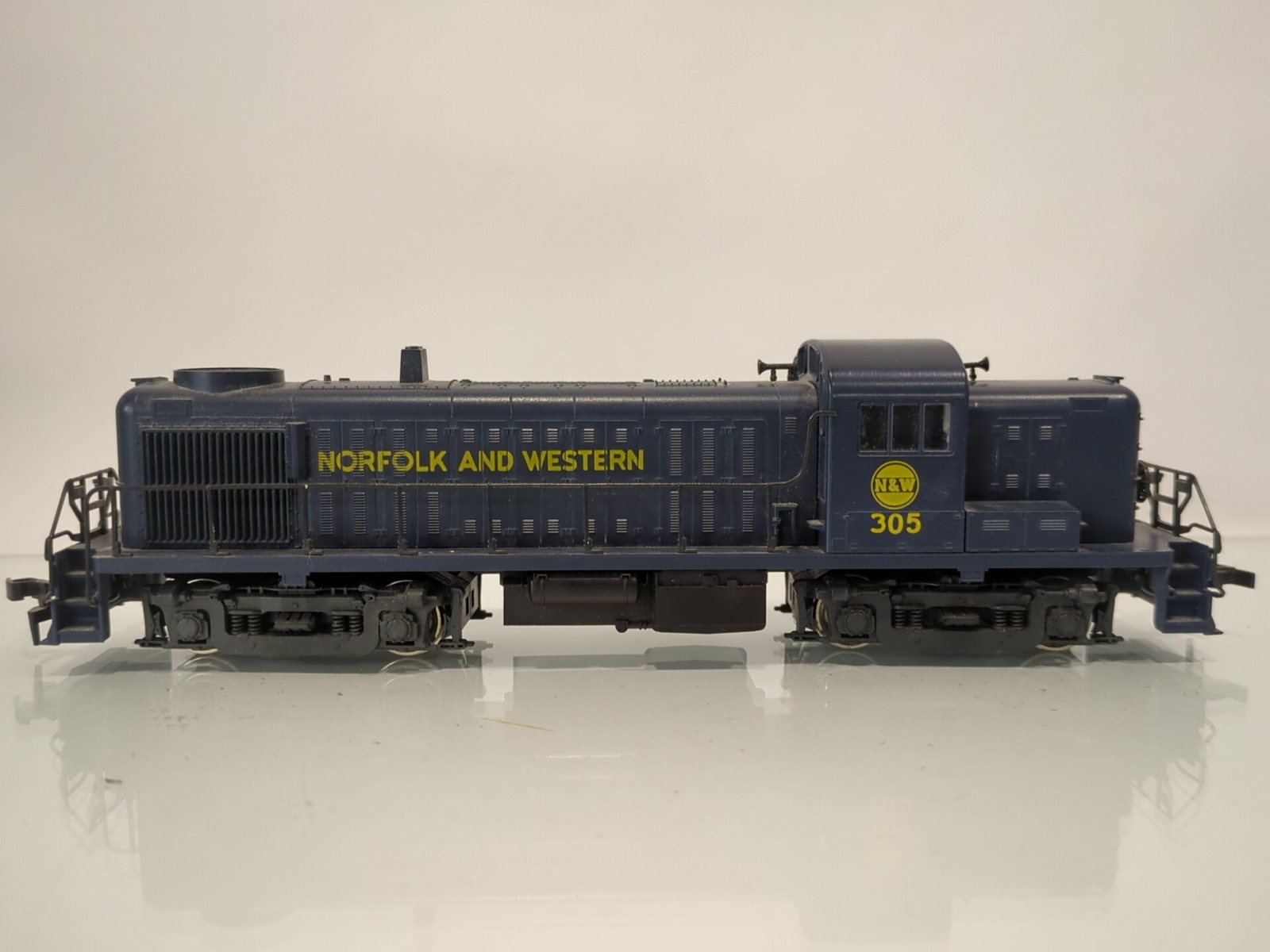 Atlas 7076 Norfolk & Western RS-3 Diesel Locomotive N&W #305