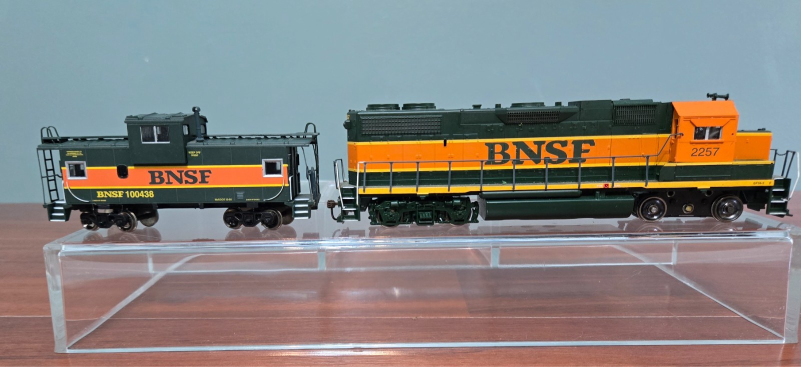 HO ATHEARN BNSF # 2257 Locomotive with Matching Caboose