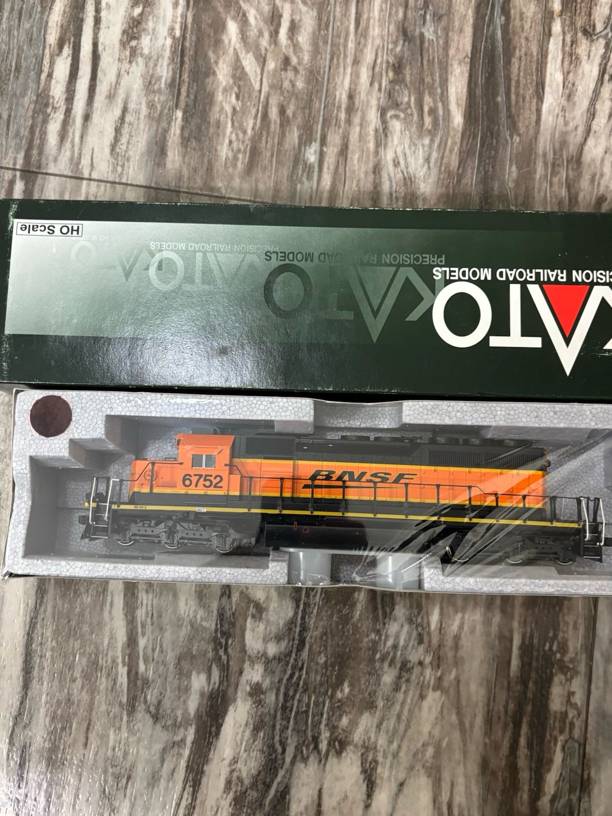 KATO HO EMD SD40-2 Mid 37-6614 Diesel Locomotive BNSF Swoosh #6752 NIB SEALED