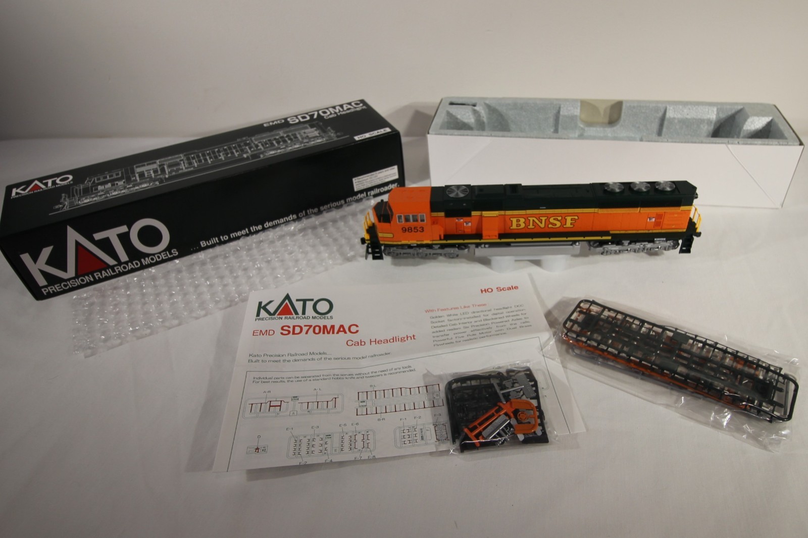 KATO HO 37-6404 EMD SD70MAC BNSF Heritage II #9853 DC DCC Ready NIB NOS