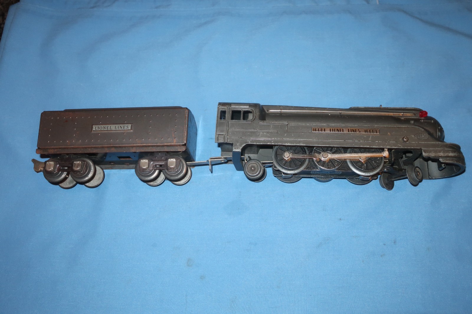 Lionel 1668E Streamlined Torpedo Locomotive and Tender. Runs well