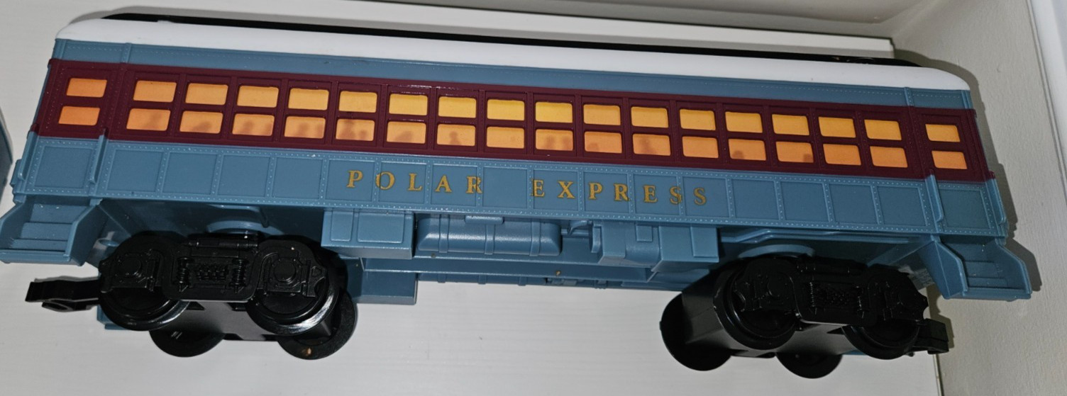 Lionel Polar Express G-Gauge Train Set 1225 Steam Locomotive Passenger Car