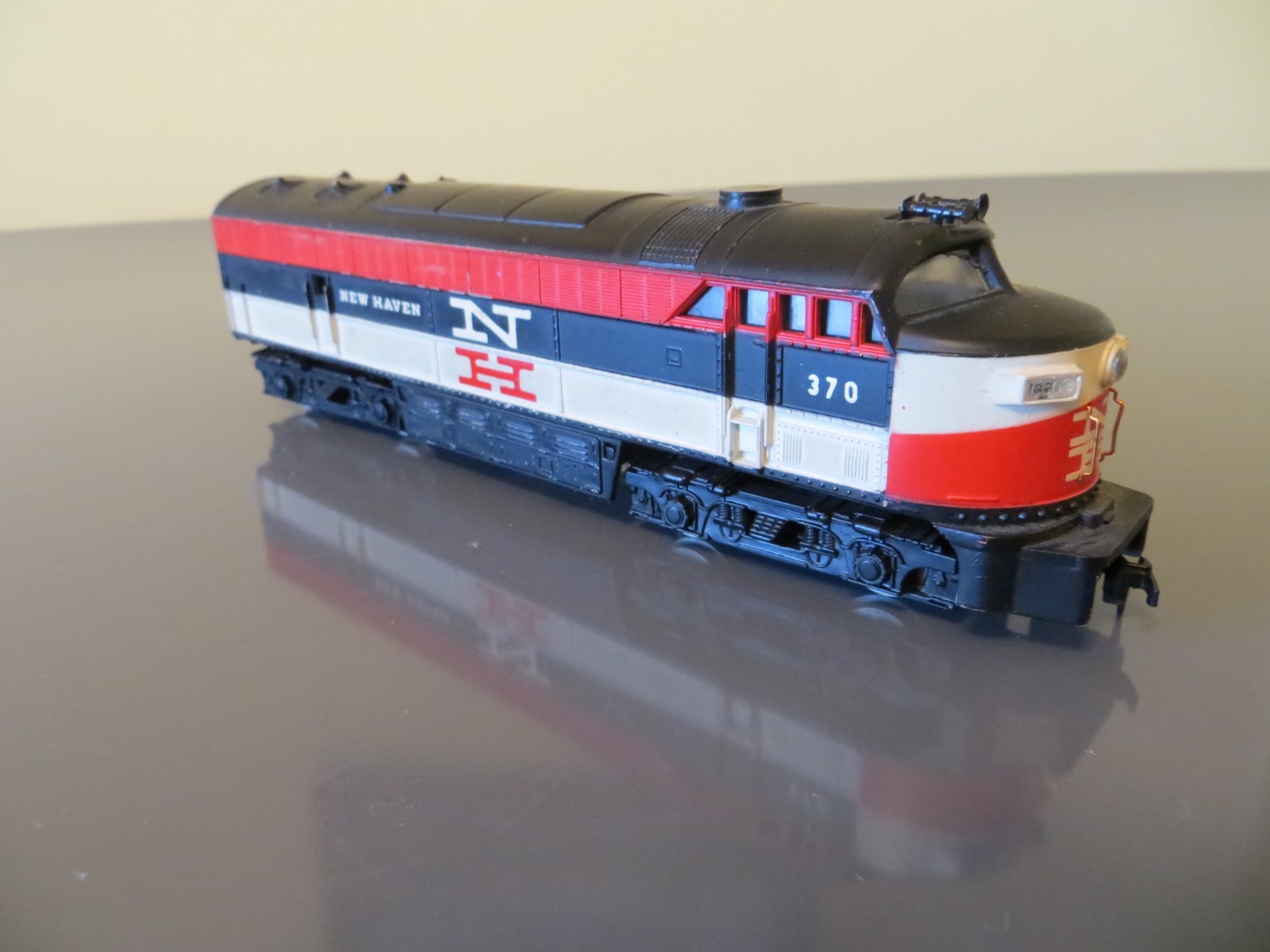 HO AHM Tempo Vintage Lighted New Haven #370 Diesel Locomotive–A329