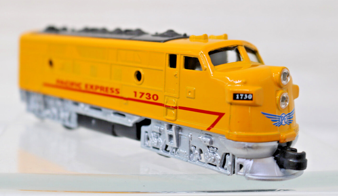 Passenger E-8 Diesel Pacific Express Power Pull Back Yellow &Red 1:36 Scale