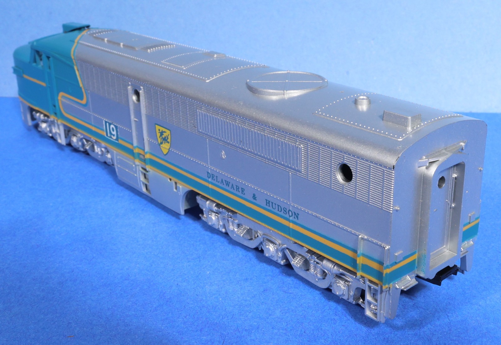 Athearn HO Gauge Delaware & Hudson PA-1 Diesel Engines – Powered #16 / Dummy #19