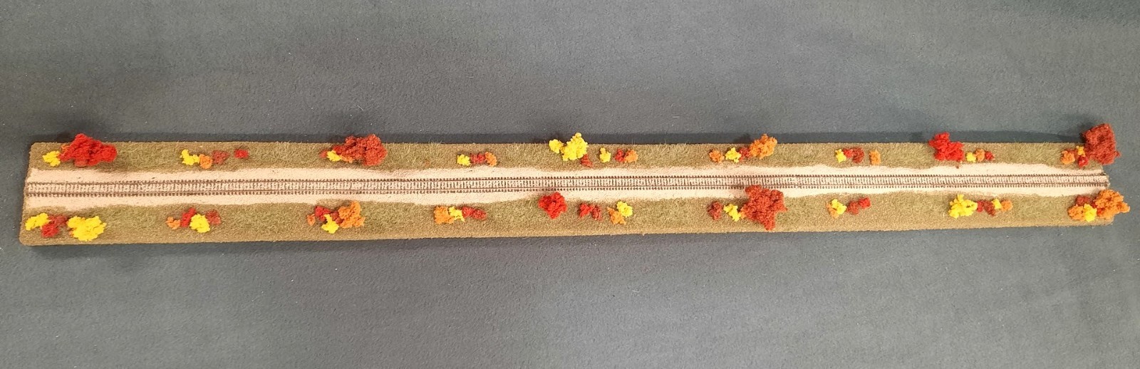 Z SCALE 36″ -“FALL FOLIAGE SCENE” DISPLAY DIORAMA – FOR ANY Z SCALE TRAINS