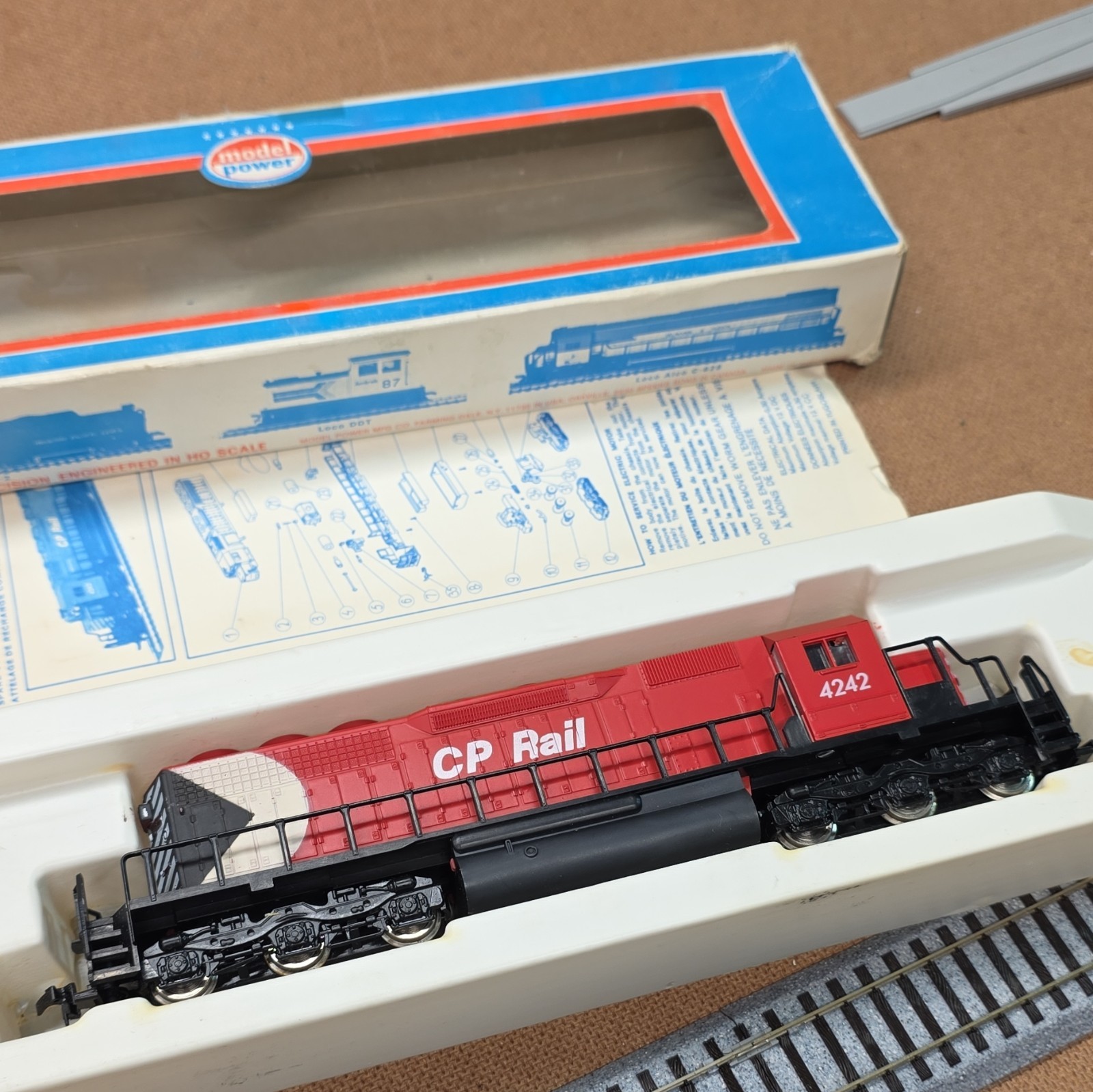 Model Power HO Alco SD40 CP Rail 4242 Diesel Locomotive DC Analog