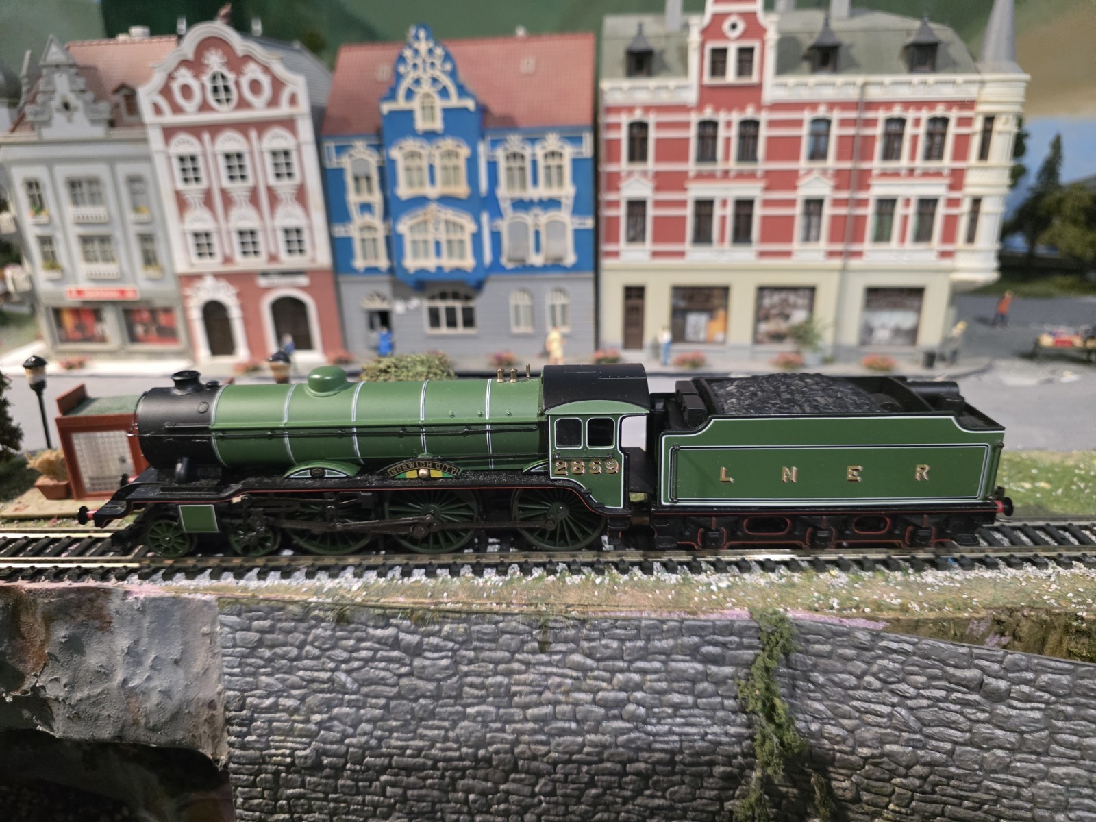 Hornby LNER Class B17/4 Norwich City Steam Locomotive OO SCALE DC