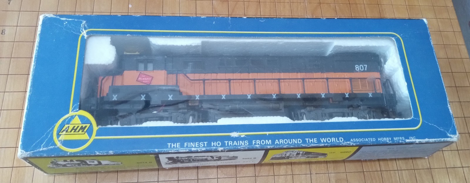 AHM HO Scale Alco Century 424 Diesel Locomotive – The Milwaukee Road 807 -…