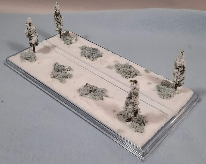 Z SCALE -SINGLE TRACK 8″ -DISPLAY CASE -“WINTER SCENE” FOR ANY Z TRAINS