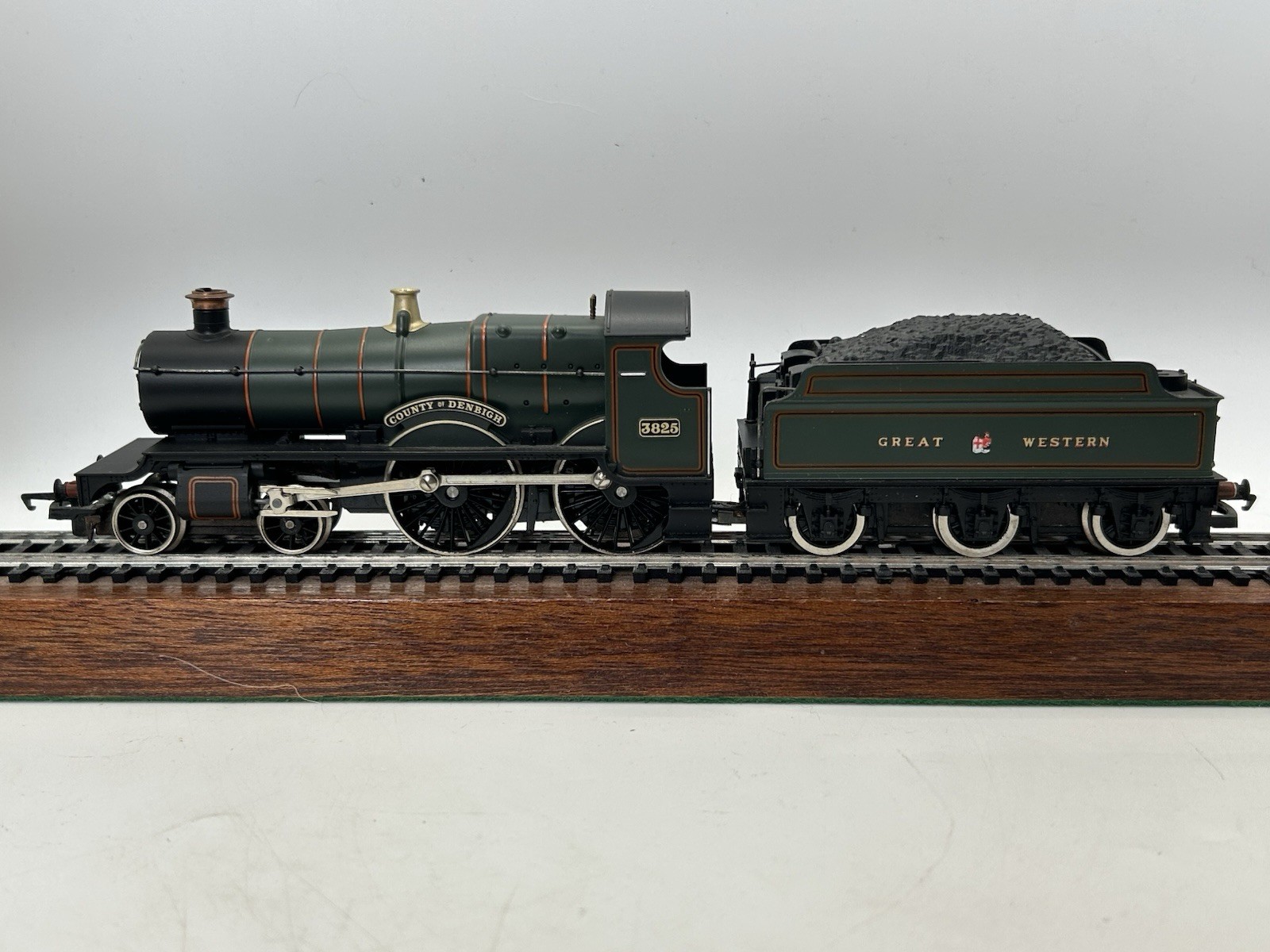 OO Hornby R584 GWR County Class 4-4-0 Steam Locomotive ‘County Of Denbigh’ – VG