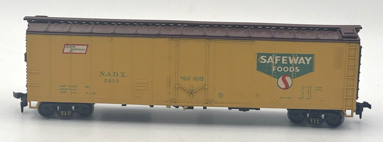 ATHEARN LOT OF 2 HO GAUGE MODEL RAILROAD SAFEWAY FOODS AND SOO LINE BOX CARS