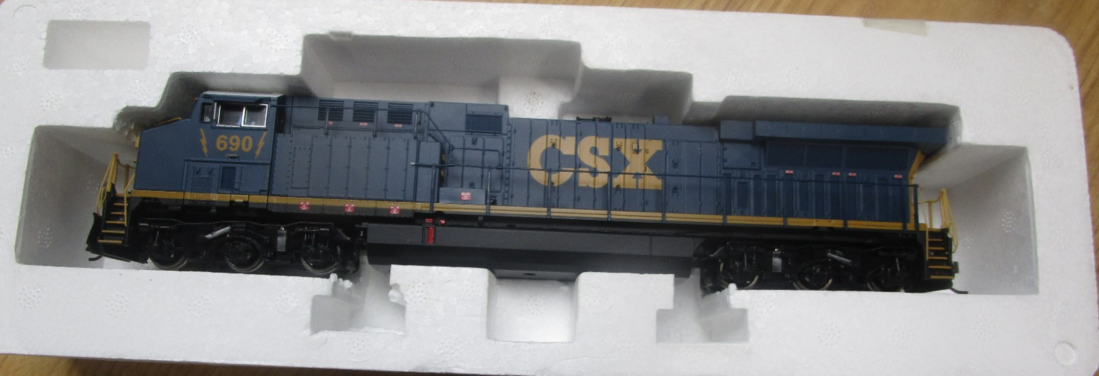 HO Scale CSX AC6000 Diesel Locomotive #690 by Broadway Limited w/DCC/Sound