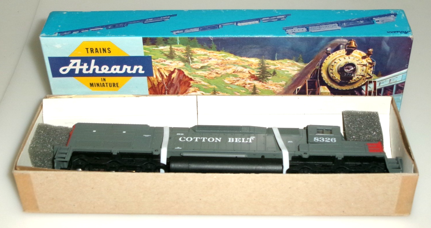 HO Scale Athearn 4502 SD40T-2 Cotton Belt Powered Diesel #8326 NIB