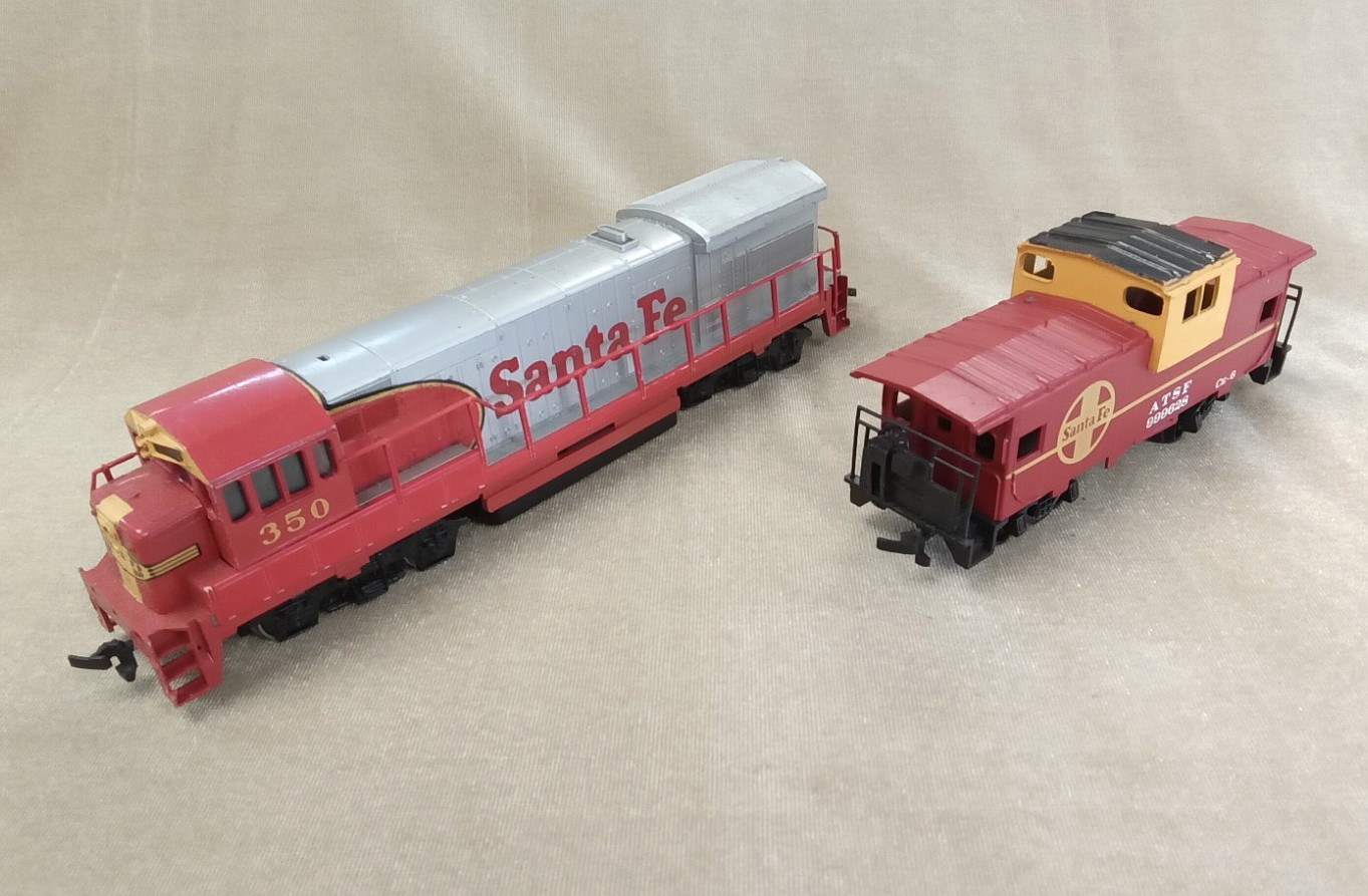 HO Gauge Bachman Santa Fe #350 Diesel Locomotive and Caboose Set * XXMR412E
