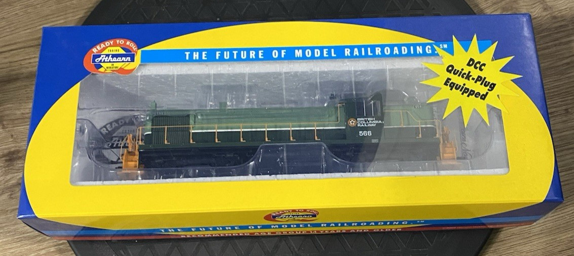 Athearn 94086 Ho Brittish Columbia RS3 Locomotive 566 DCC Plug Equipped