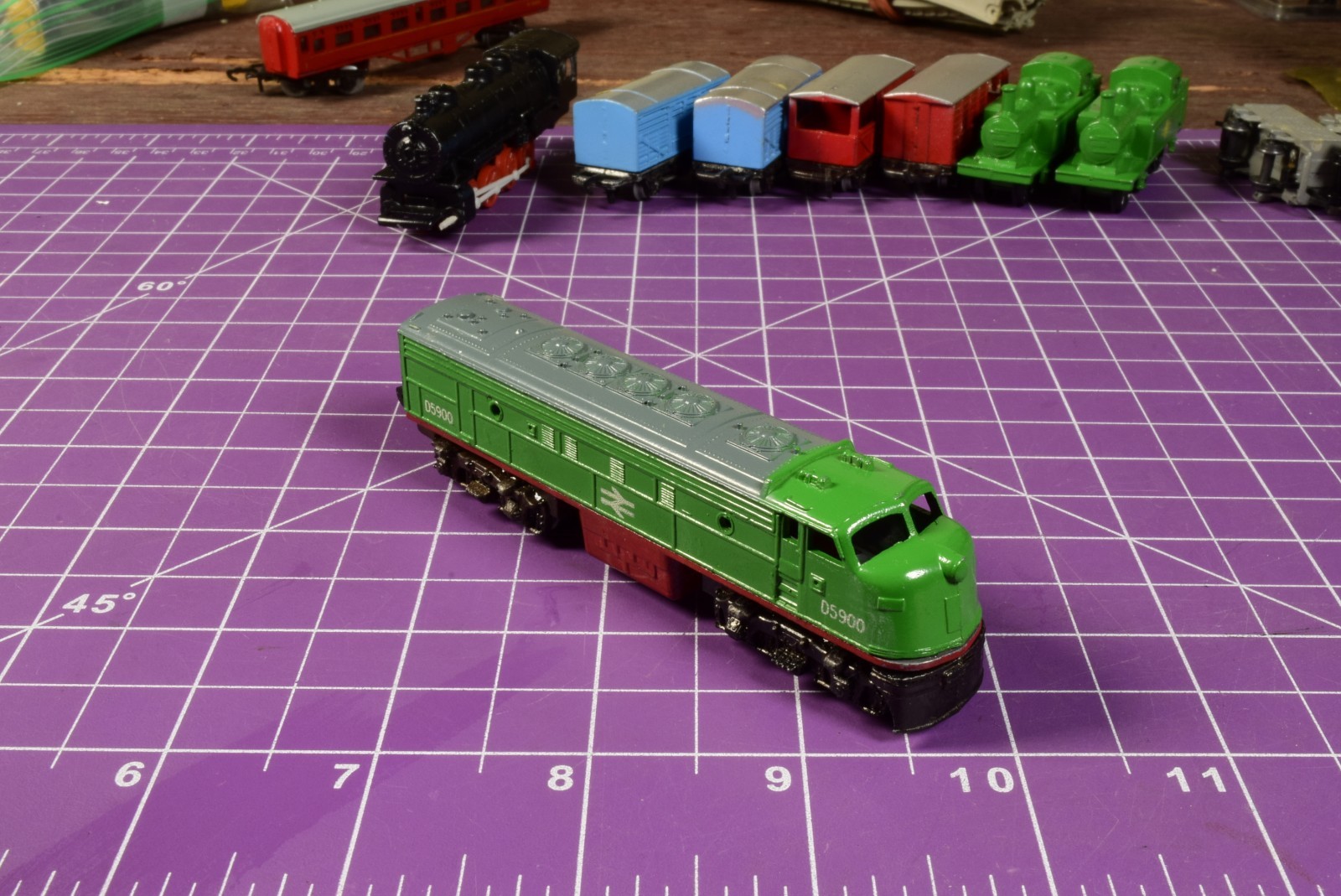 N/OOO SCALE – Lone Star Treble-O-Trains green Locomotive F series even