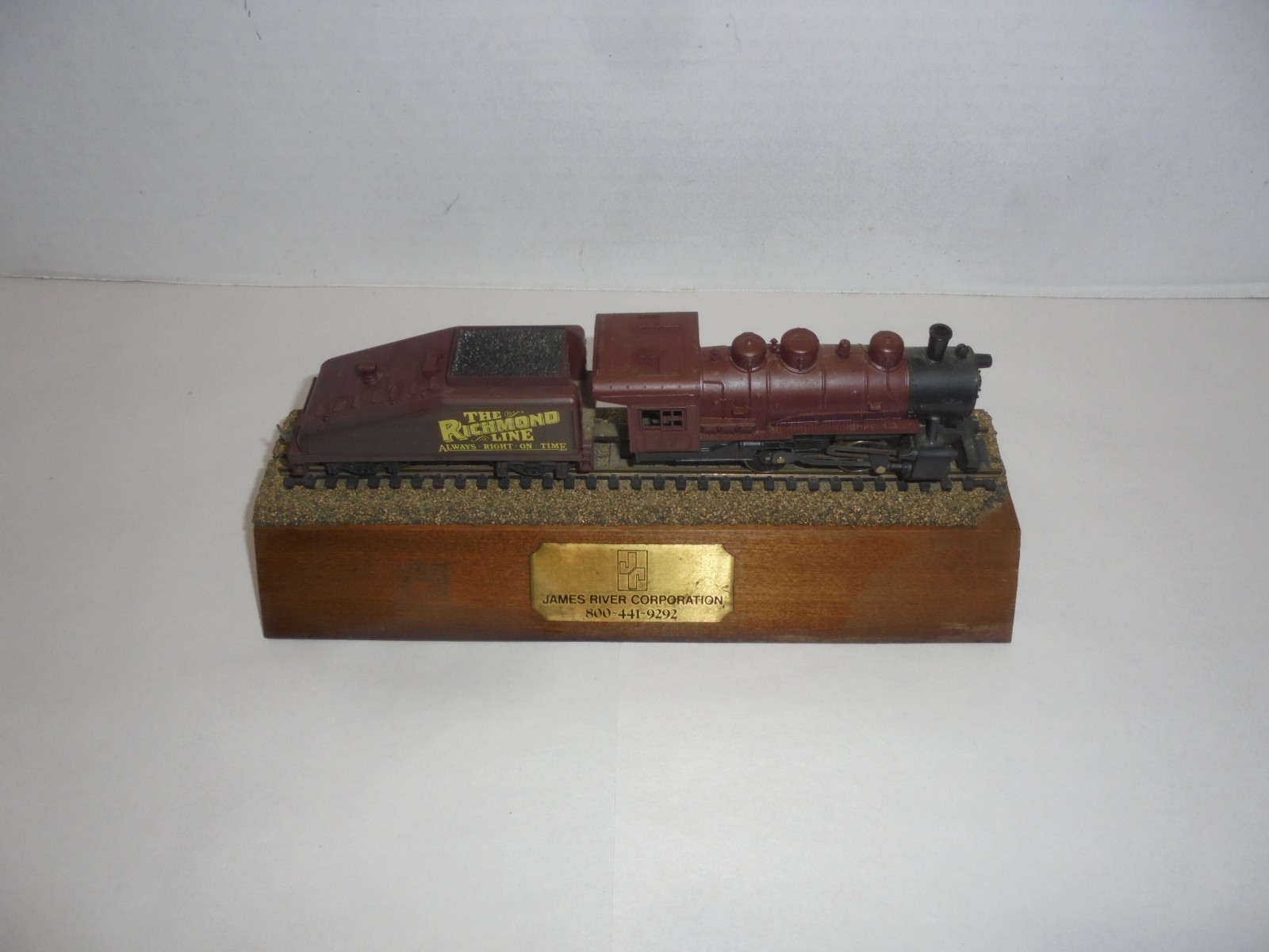 HO TRAIN ENGINE DESK PLAQUE JAMES RIVER CORPORATION ANTIQUE VERY UNIQUE