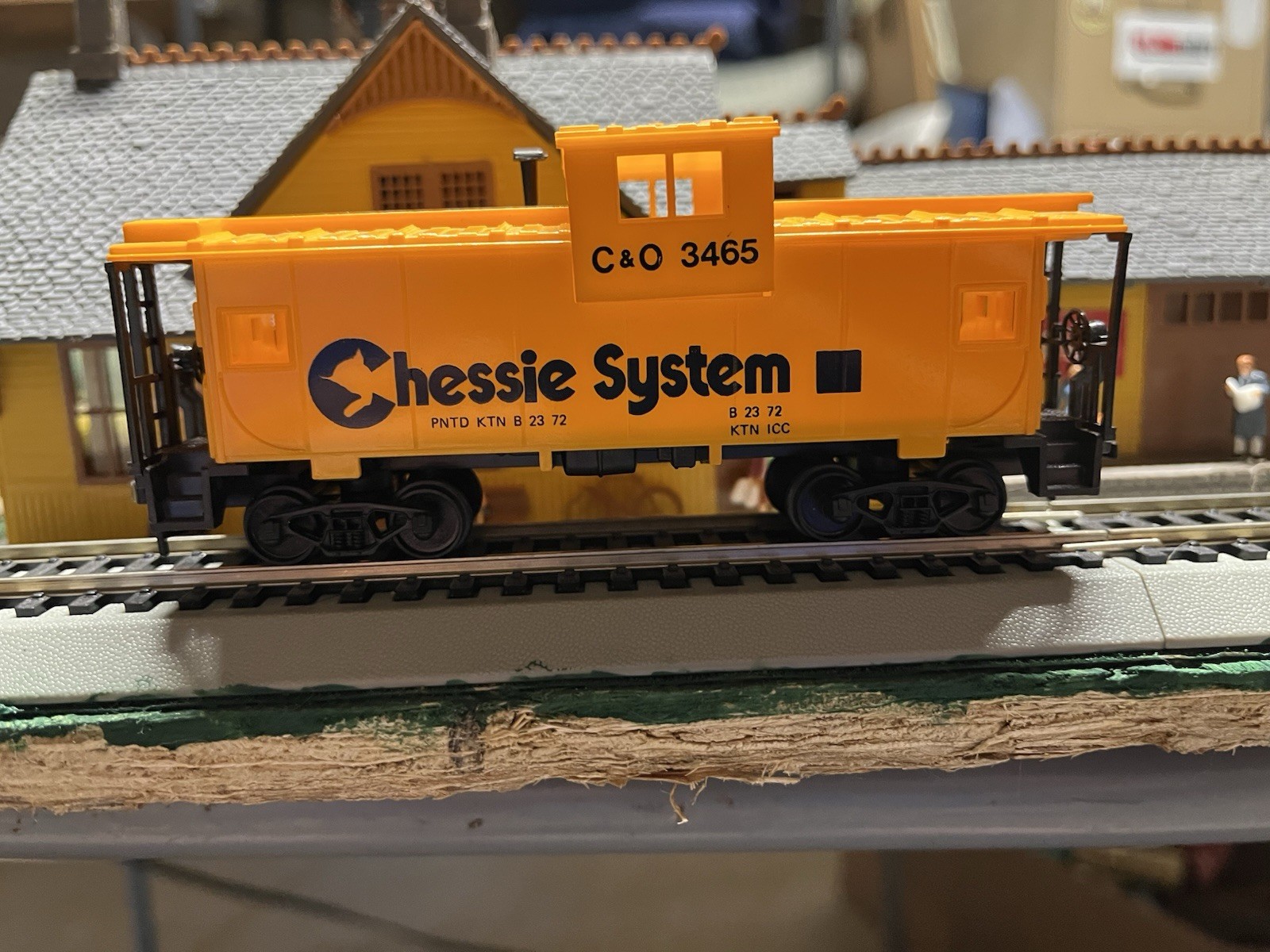 AHM HO Big Mike 2-8-2 Chessie System Mikado Steam Loco w/ Tender Smoke & Caboose