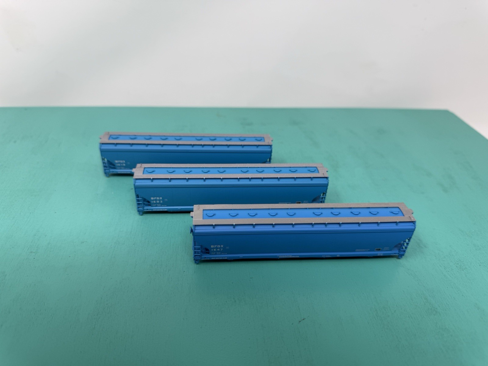 Atlas N – Covered Hopper – No Trucks/ Package – BFGX Blue Set Of 3 No Weights