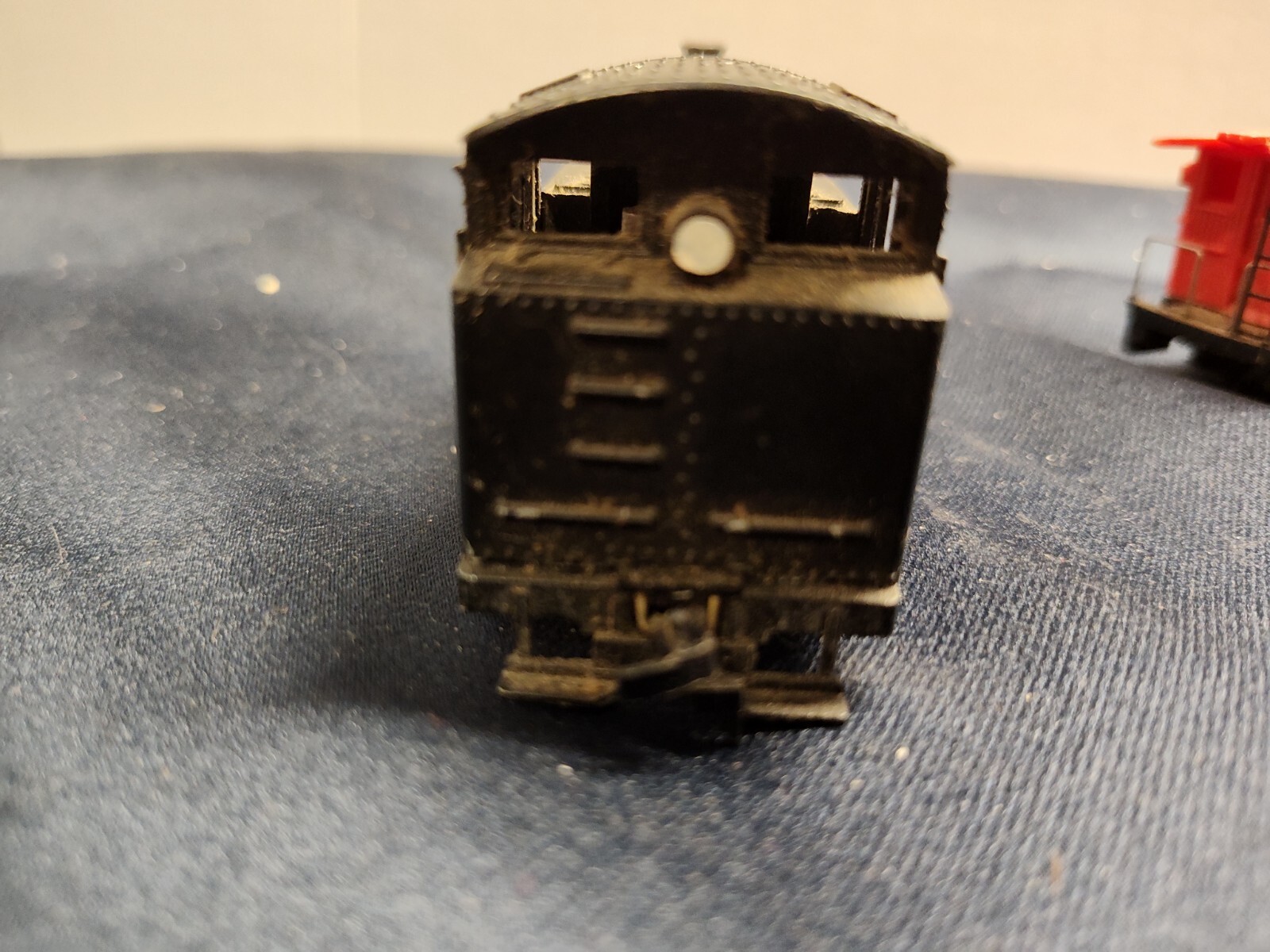 HO scale New York Central locomotive 3975 all metal. and matched plastic caboose