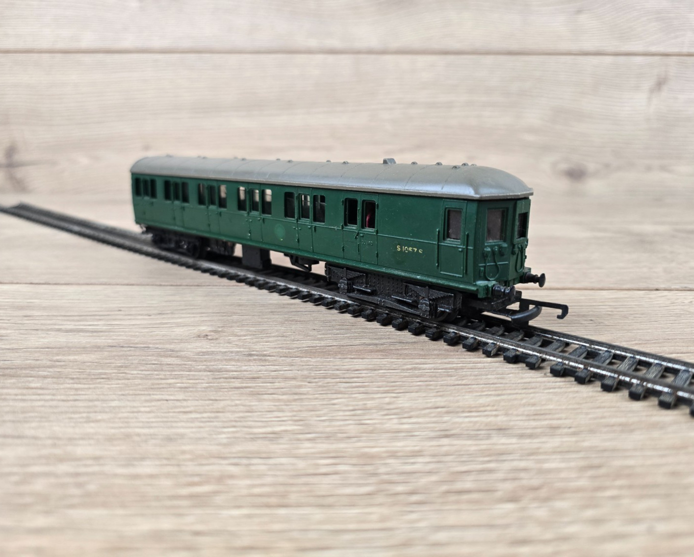 Triang Hornby R156 Southern Rail Suburban Motor Coach S1057S Green OO Gauge