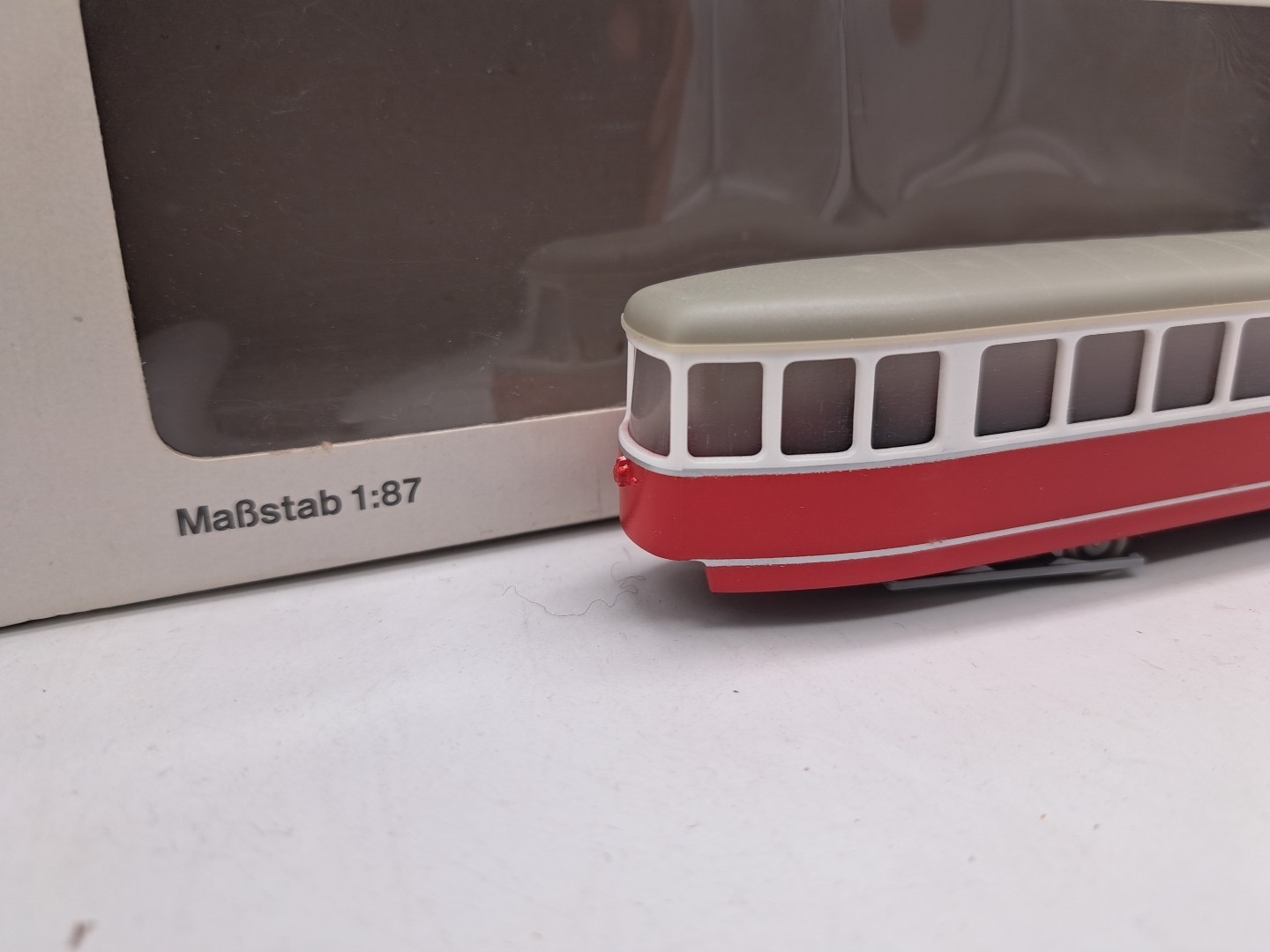 Tram White/Red Non-Motorized H0 1:87