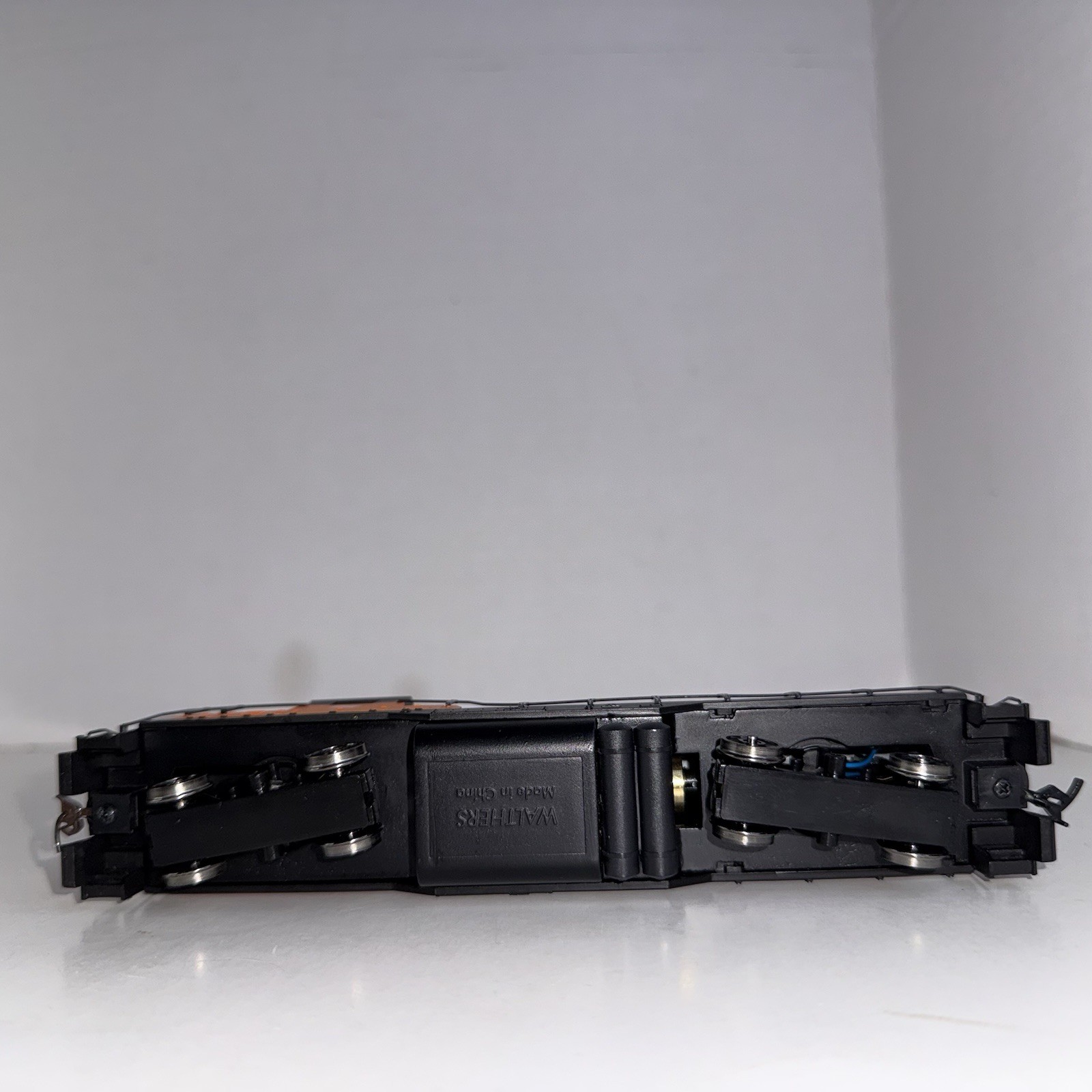 1996 HO Scale Walthers Train line GP9M Milwaukee Road locomotive 974 freight car