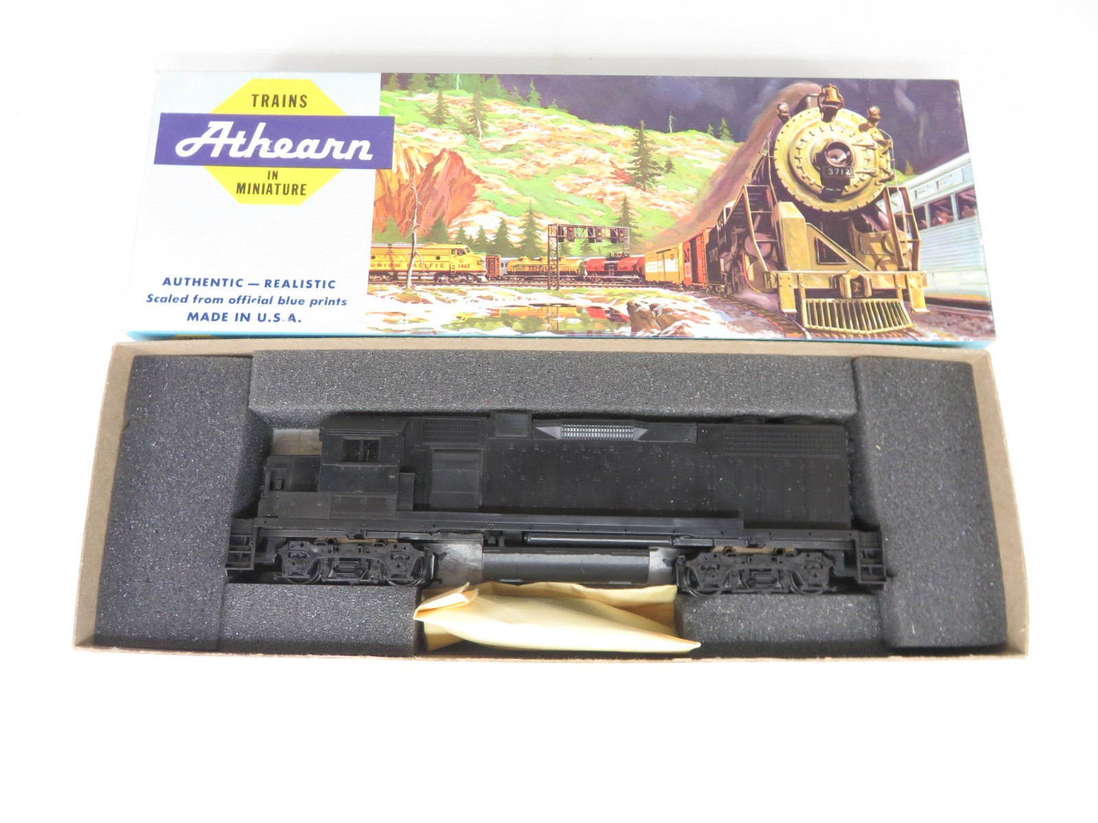 Athearn Blue Box 4650 HO Scale Undecorated EMD GP38-2 Diesel Locomotive Dummy