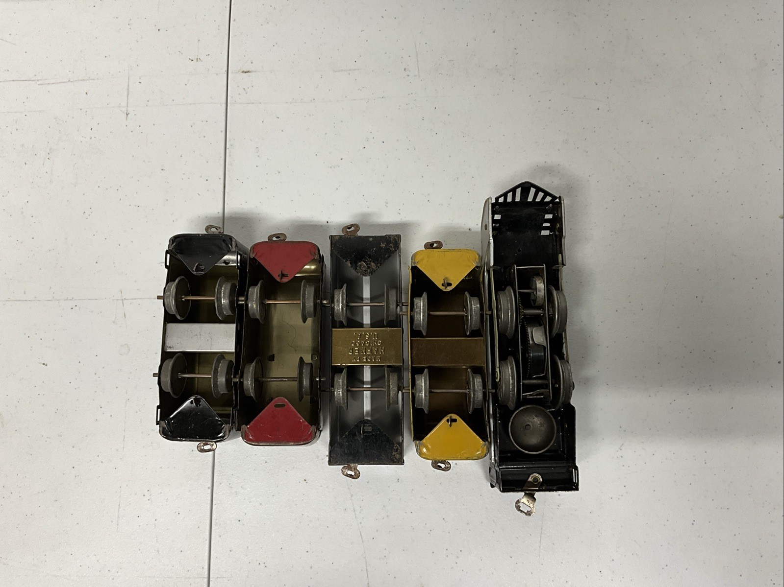 Vintage HAFNER Wind Up Locomotive , 4 Cars ￼